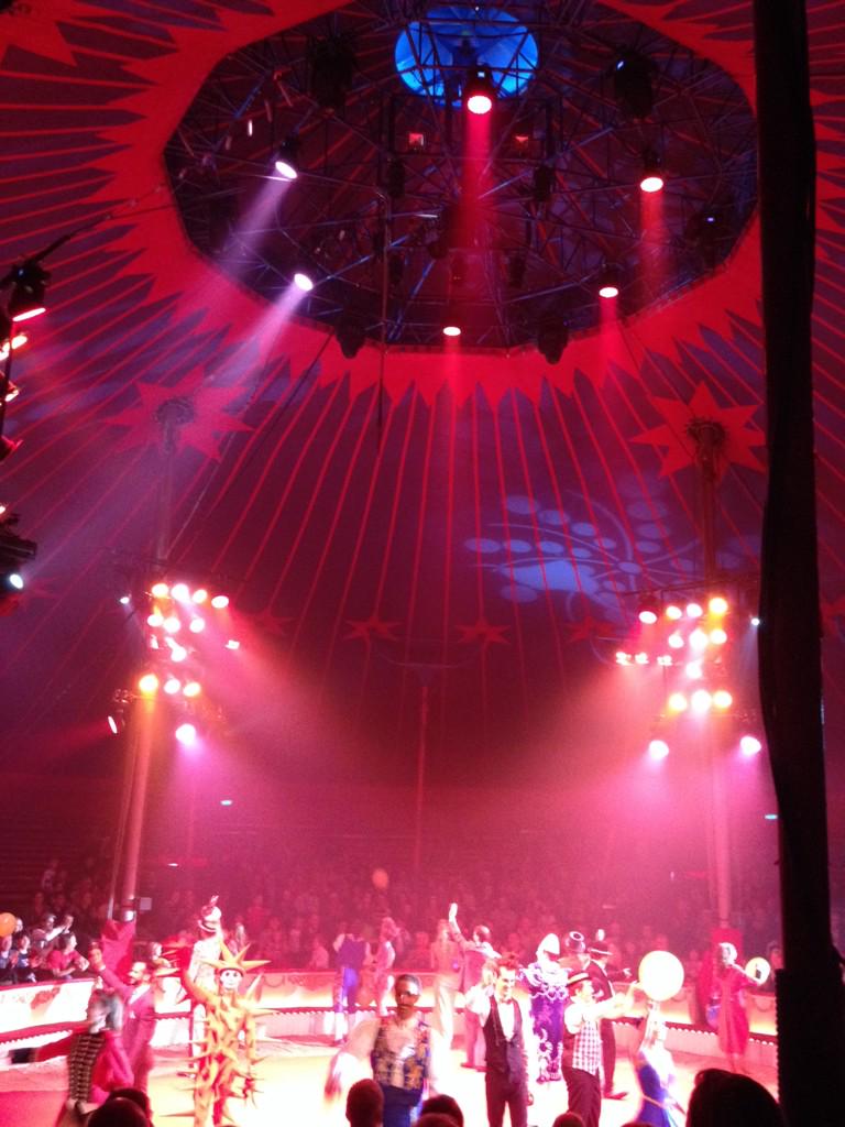 Klatttalk's tweet photo. @CircusRoncalli in @StadtLeipzig! Haltet die Kinder fest, ich würde auch mitzieh'n wollen!#Menschen#Tiere#Sensationen http://t.co/I5uG0dEJgm