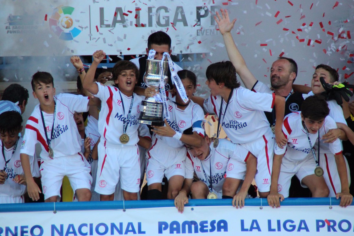 fundacion_JRM's tweet photo. Enhorabuena al @SevillaFC brillante CAMPEÓN de #LaLigaPromises http://t.co/V1tX96Ih1X