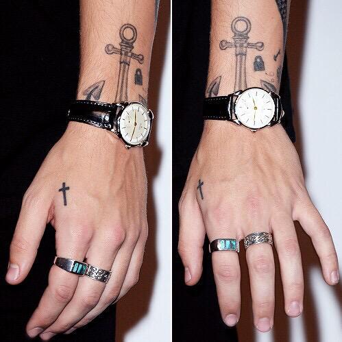 NiallShakeItUp's tweet photo. Harry's hands are so attractive
#1DForMMVA http://t.co/MWHQC7tHXg