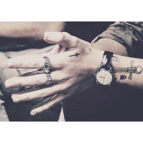 NiallShakeItUp's tweet photo. Harry's hands are so attractive
#1DForMMVA http://t.co/MWHQC7tHXg