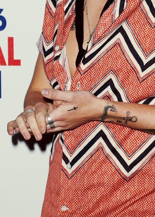 NiallShakeItUp's tweet photo. Harry's hands are so attractive
#1DForMMVA http://t.co/MWHQC7tHXg