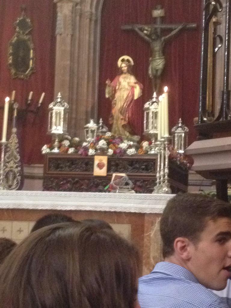 MisericordiaMon's tweet photo. Nuestro GJ participó en la procesión del Sagrado Corazón de Jesús en la noche de ayer. http://t.co/5kZuucTzQn