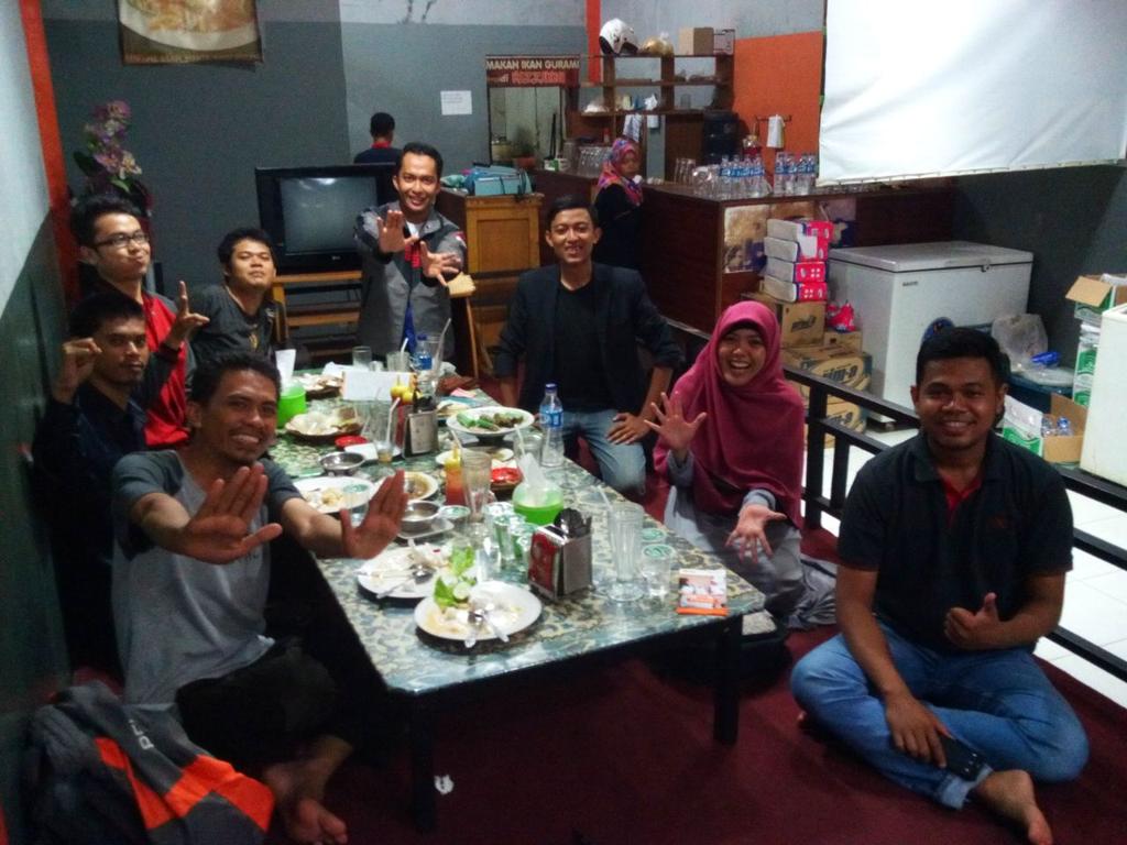 IzzatulYazid's tweet photo. Alhamdulillah... Buka Bareng @FIMRiau berjalan lancar... Poweer wush.. @fimnews @indraaDP @mieminSM @hellorusuh http://t.co/qhms1Umlqz
