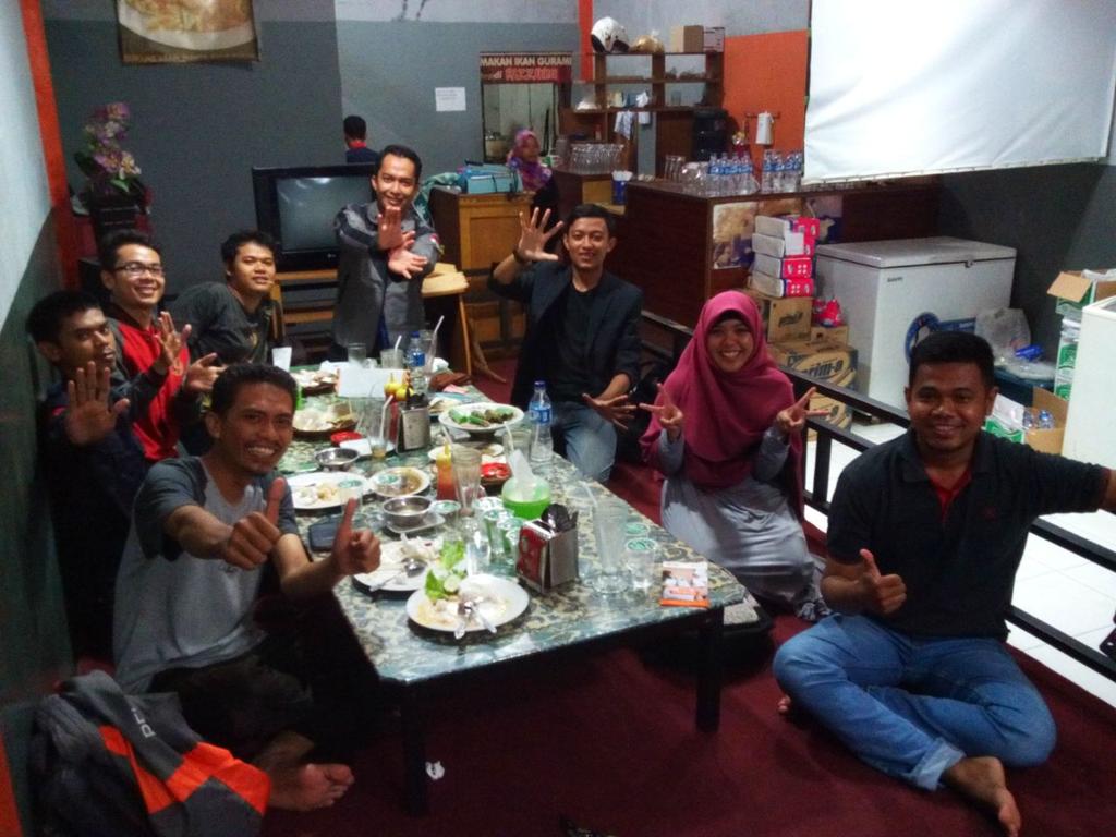 IzzatulYazid's tweet photo. Alhamdulillah... Buka Bareng @FIMRiau berjalan lancar... Poweer wush.. @fimnews @indraaDP @mieminSM @hellorusuh http://t.co/qhms1Umlqz