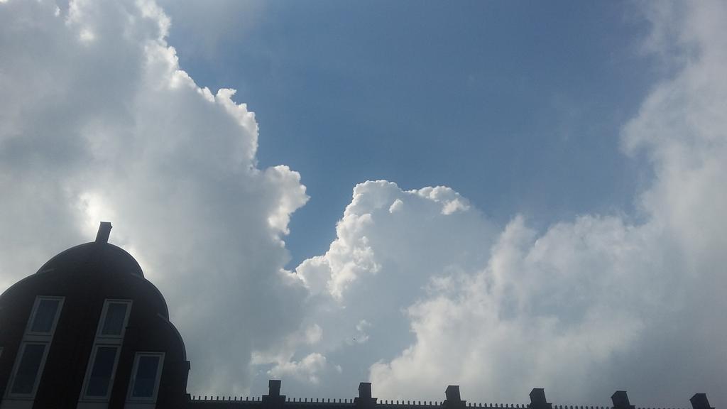 veenhj's tweet photo. Eindelijk zon, wel met dreigende wolkenkoppen in #steenwijk @janvissersweer http://t.co/GI4pkZPpyY