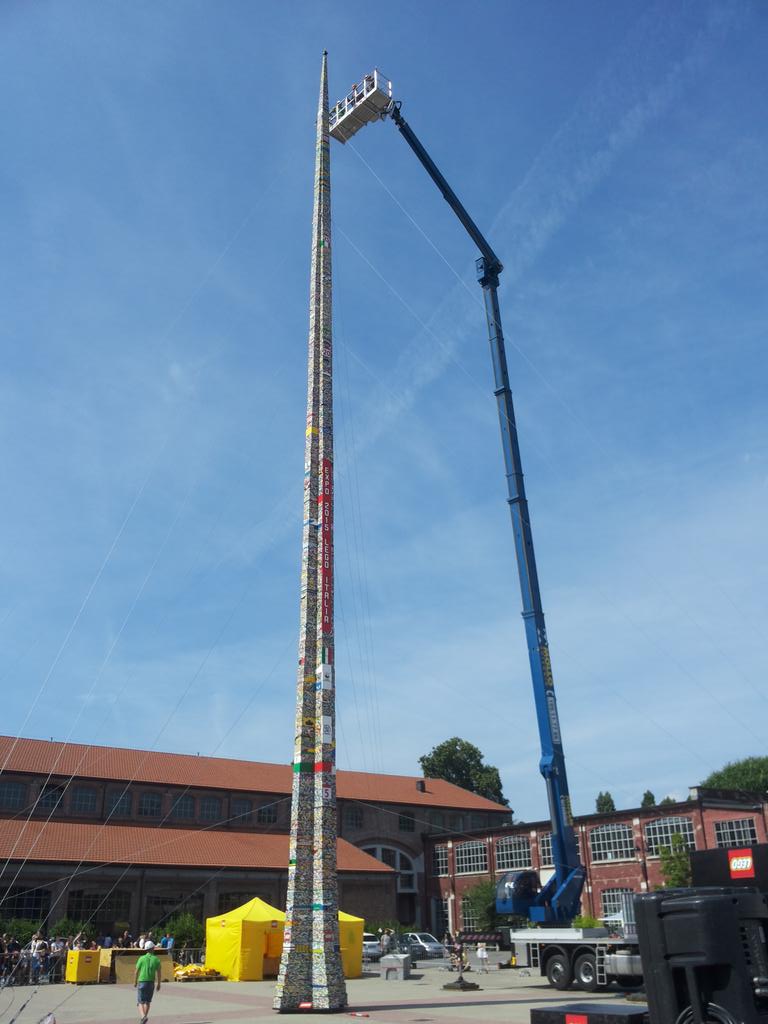 alecattelan's tweet photo. Record! 35.5 mt #torredarecord  #milano grazie @LEGO_Group http://t.co/WcBXdf3qUQ
