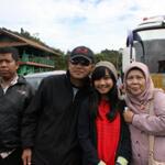 Indiraise_BDG's tweet photo. YURI yg Tengah :p Mungkin yg Kiri &amp; kanan Ayah + ibunya !! http://t.co/7hhaW5tcQn