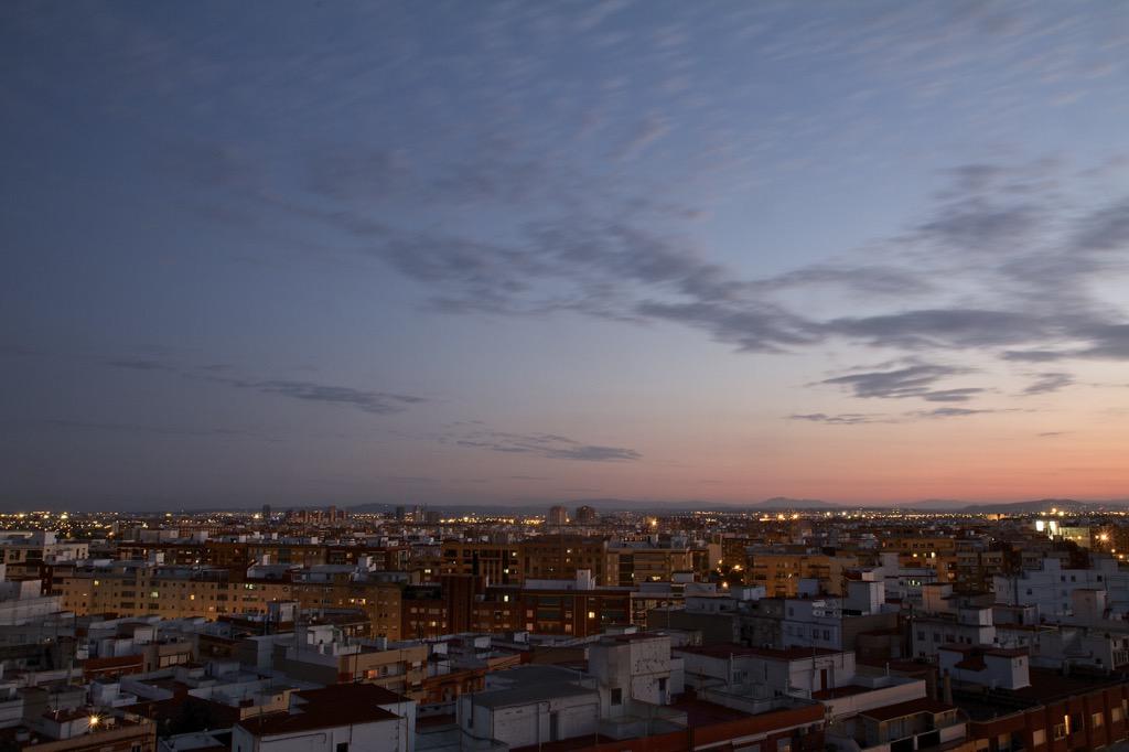 ChiuMusic's tweet photo. Earlier this week, we had a #session with this nifty backdrop #rooftop #Valencia #Spain http://t.co/47AlMa0ns1