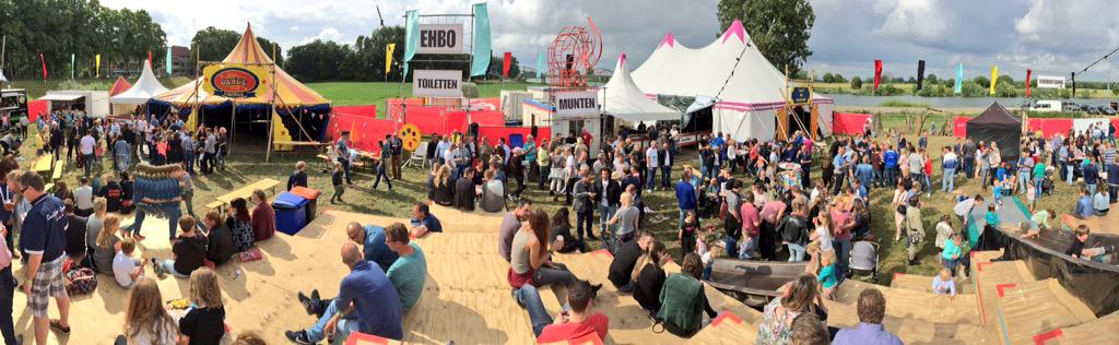 Raaffestein's tweet photo. Wat een #gezelligheid op deze zonnige #zondag! #RFS #RFS15 http://t.co/2hAwYWLyIR