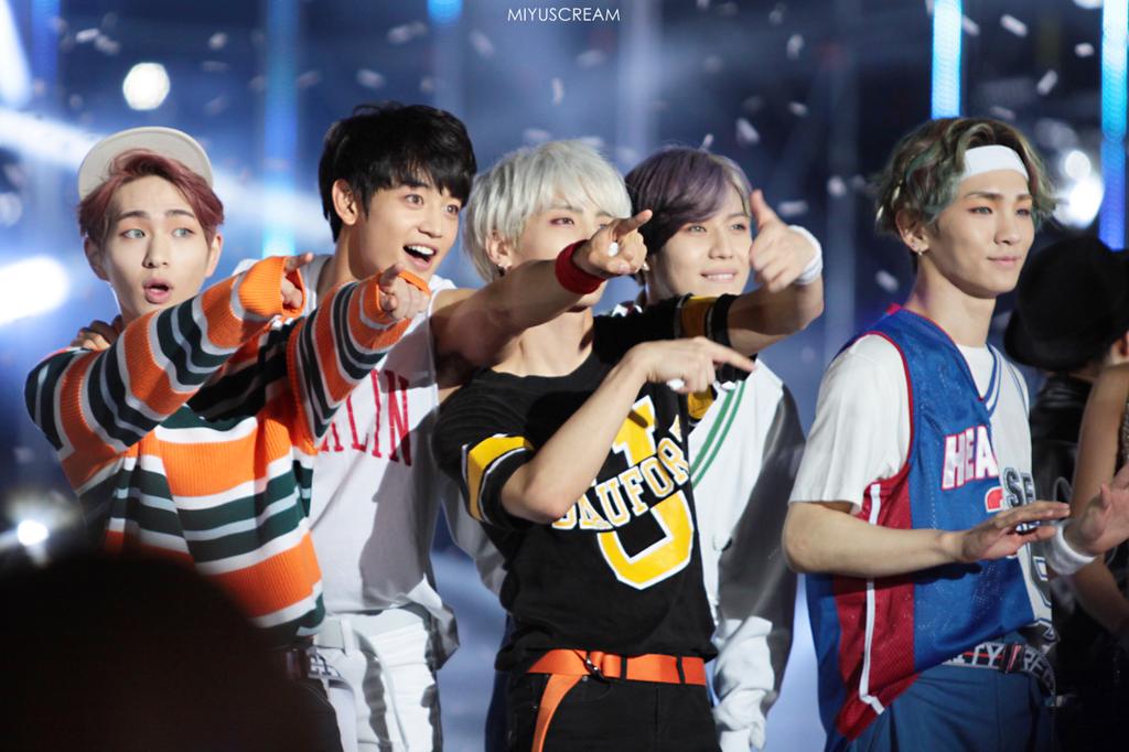 Клаб шоу шайни. SHINEE 2015. Шайни Кей поп группа. Джонхён SHINEE дебют. SHINEE 2023.