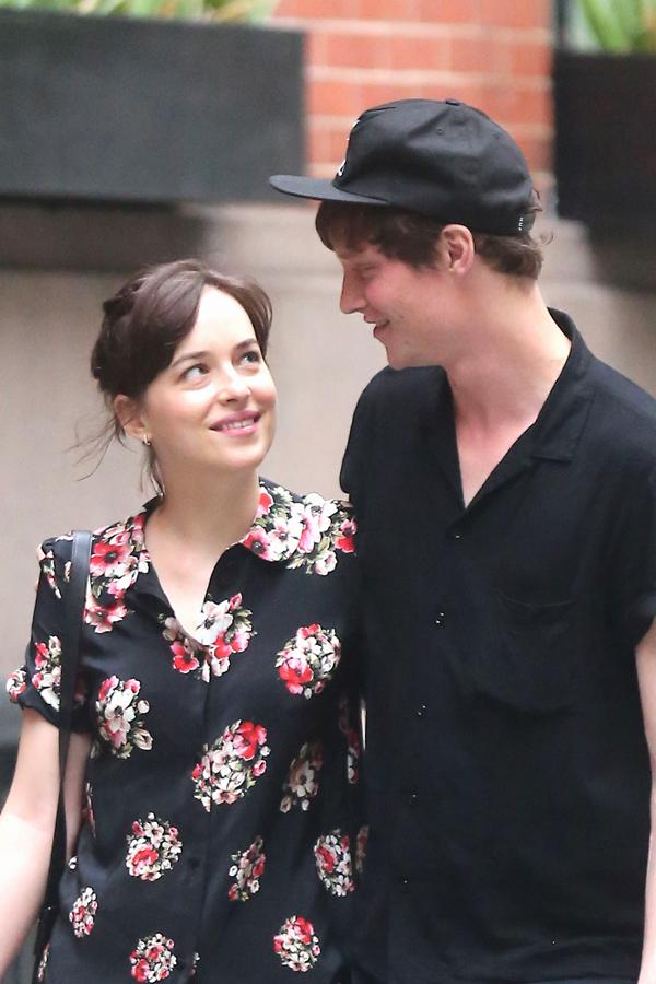 DakotaJLife's tweet image. Babies ❤ #DakotaJohnson #MattHitt