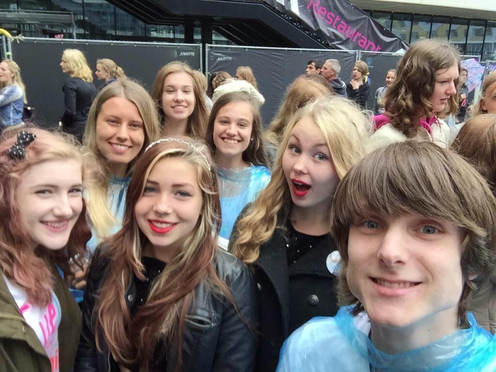 BakingSwift's tweet image. At the front with @holdonton0thing and other swifties❤️. @taylornation13 @taylorswift13