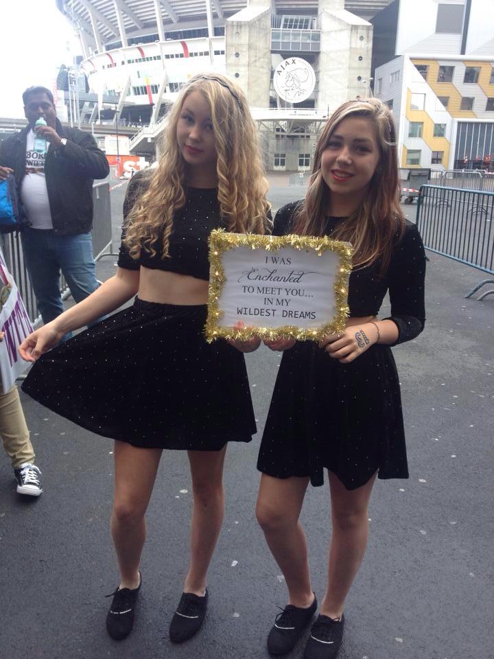 BakingSwift's tweet image. Been at the front since 12 pm, still standing there!! @taylorswift13 @taylornation13