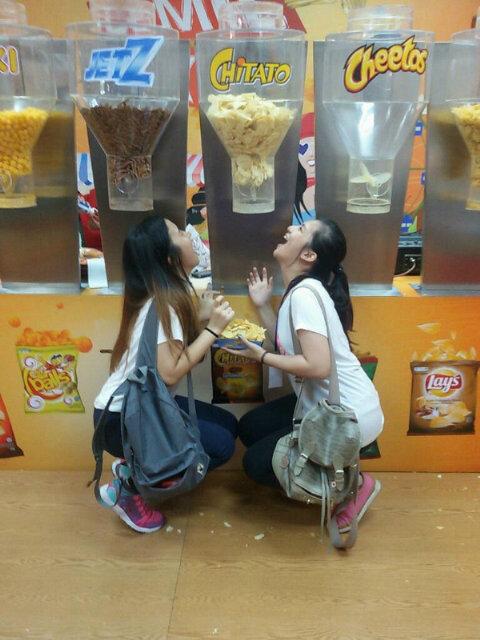 silvivonik's tweet photo. CARA CEMIL YG GOKIL! @cemilgokil #CemilGokil #LaysIndonesia  #QtelaSnack #caracemilgokil #gayakita #LOL @mchellezhang http://t.co/VFXVTGzPgo