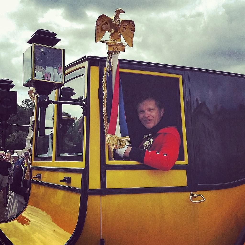 HCavMuseum's tweet image. The New Waterloo Dispatch passing through Horse Guards earlier today @Waterloo200org  @thenwd2015 #waterloo200