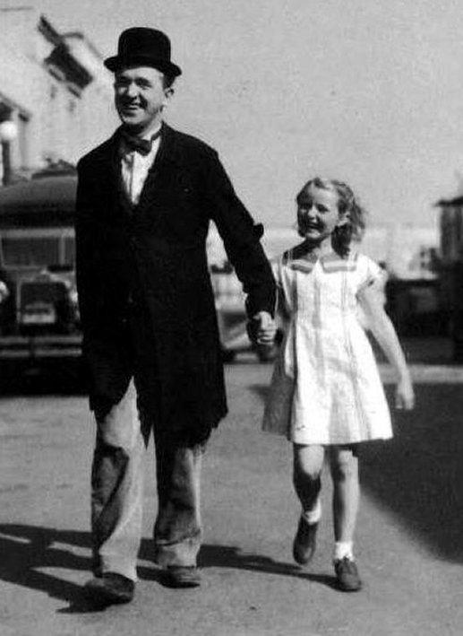 StuviewTV's tweet photo. Comedy master Stan Laurel takes a walk on set with his daughter Lois. #FathersDay #ComedyDads #LaurelAndHardy http://t.co/KvQ9MOwEhG