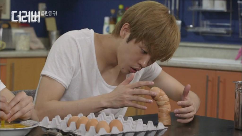 anleetoday's tweet photo. สกิลการอ่อยด้วยเปลือกไข่ของทาคุยะ #TheLover #더러버 #이재준 #타쿠야 #Jaejoon #Takuya #188cmCouple #Room709 http://t.co/WPoKqmQYNU