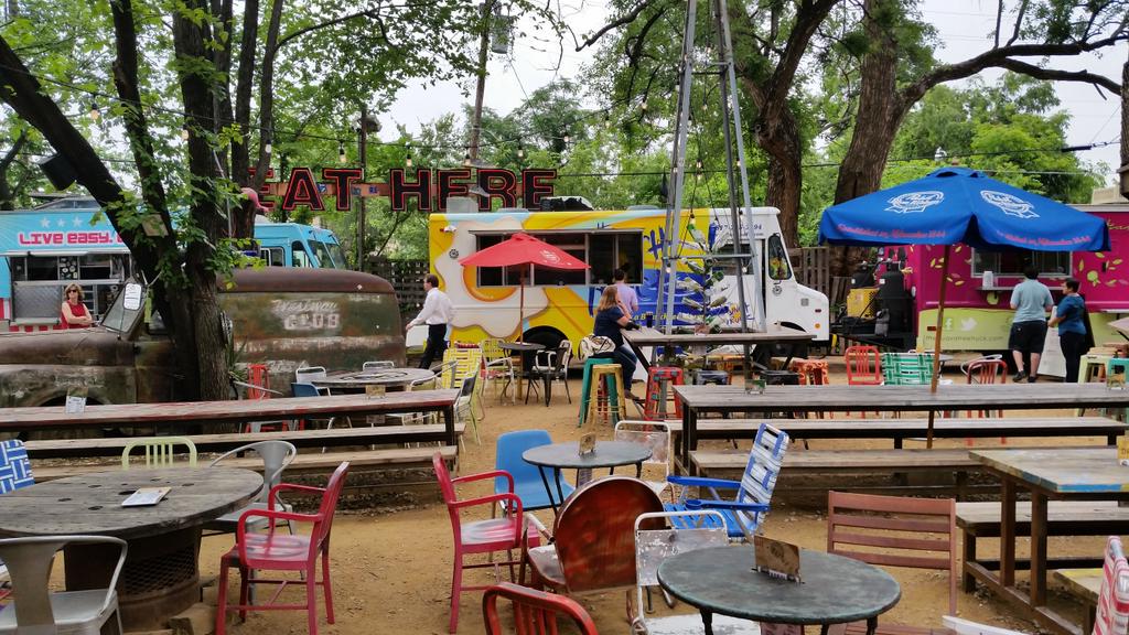 Beat the crowd.  <a href="/truckyard/">Truck Yard</a> now. @easyslidertruck <a href="/thebrunchtruck/">Colin Seeley</a> @theguavatreetruck all <a href="/NTXFTA/">North Texas Food Truck Association🚎</a> proud all day.