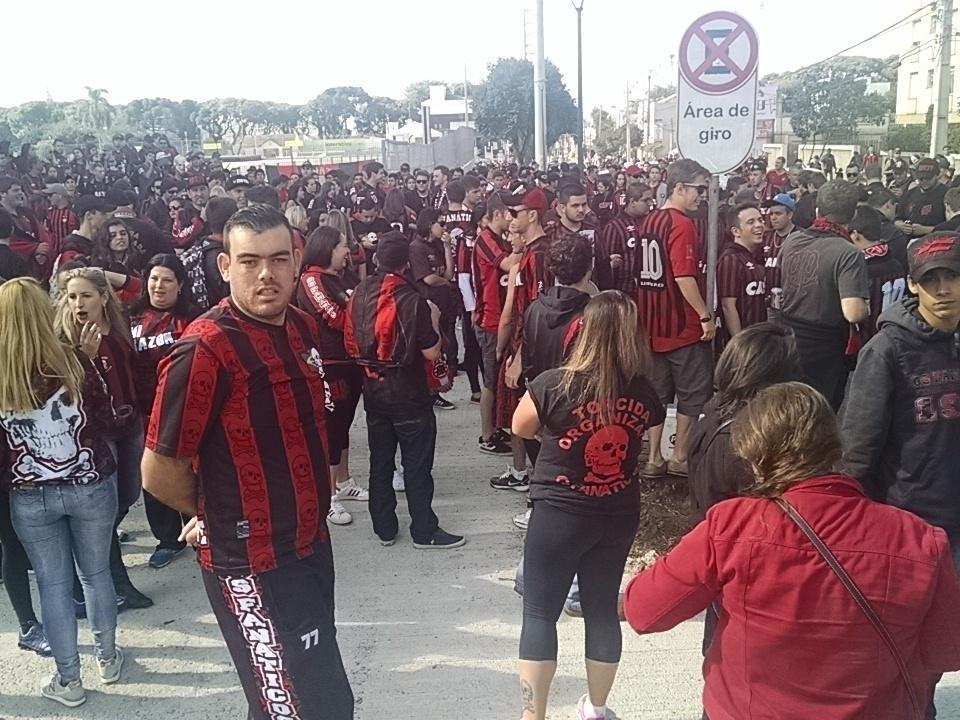 luuanpablo_'s tweet photo. Galera chegando em peso. 👏 @atleticopr #CAP30K http://t.co/BVAR8tHvI5