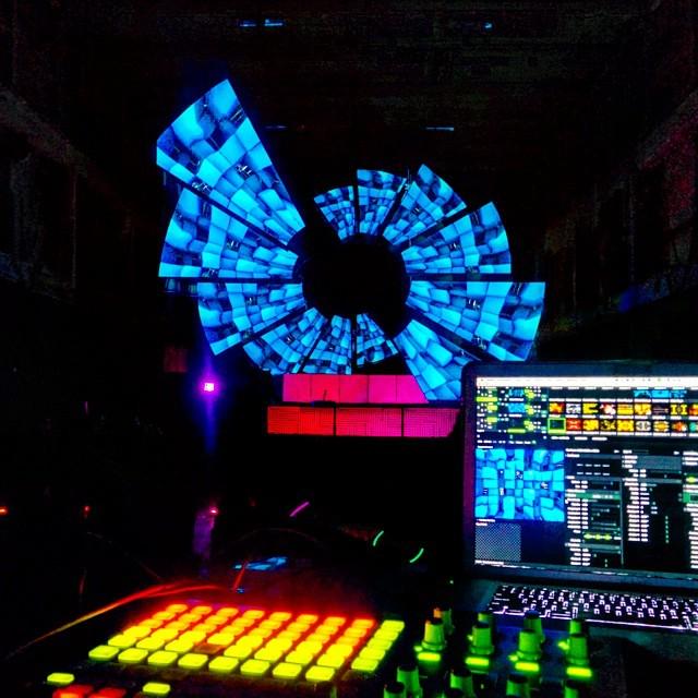 jonbonkvj's tweet photo. Another night another dream #vj #vjlife #projectionmapping #Fractaltribe #jonbonk http://t.co/XKRZbbJZff