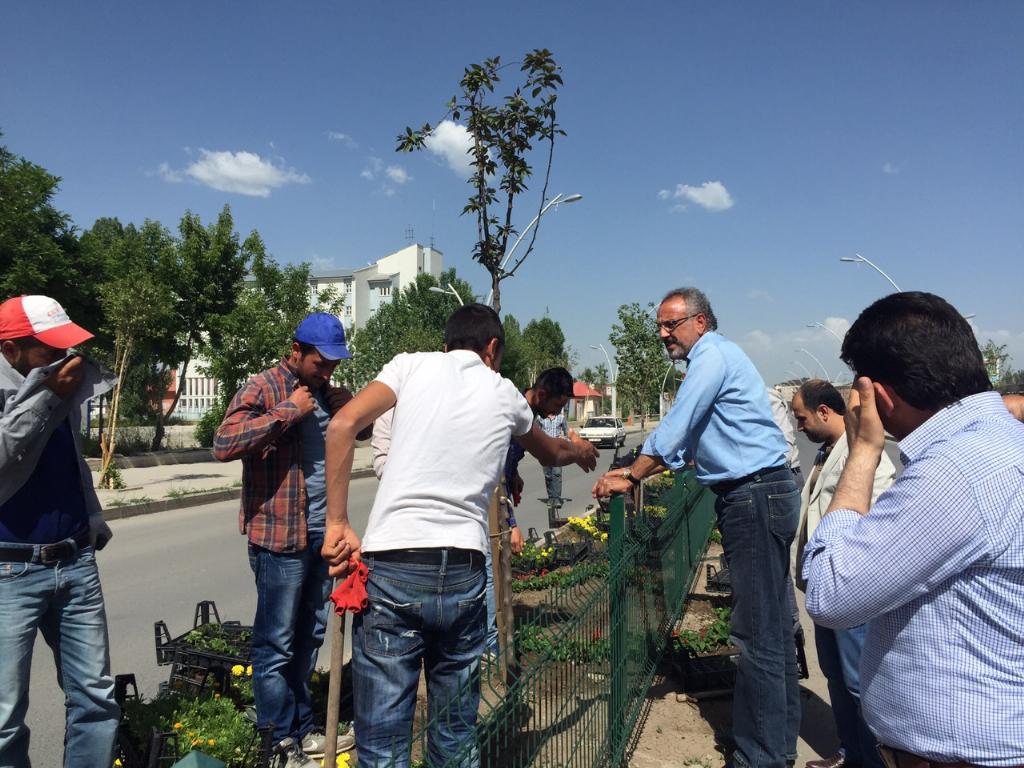 AgriBld's tweet photo. Eşbaşkanımız Sn. Sırrı Sakık, hafta sonu yürütülen peyzaj çalışmalarını yerinde inceledi. http://t.co/78vGdH9VAc