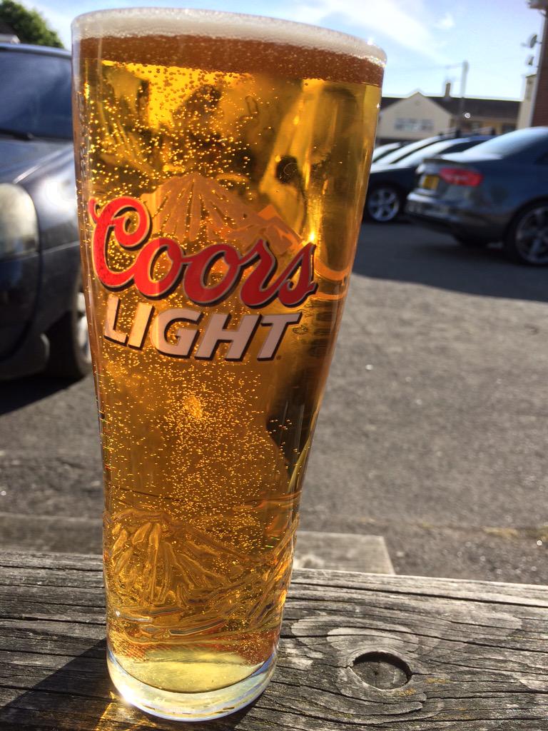 EmmaGunter1978's tweet photo. Sunshine, lager, single.... #livingthedream http://t.co/YEiZvQJW2F