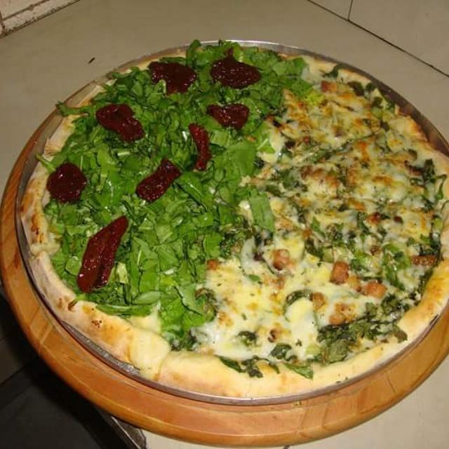 d_pizzaria's tweet photo. A pizzaria da família http://t.co/ovgg9kogBy