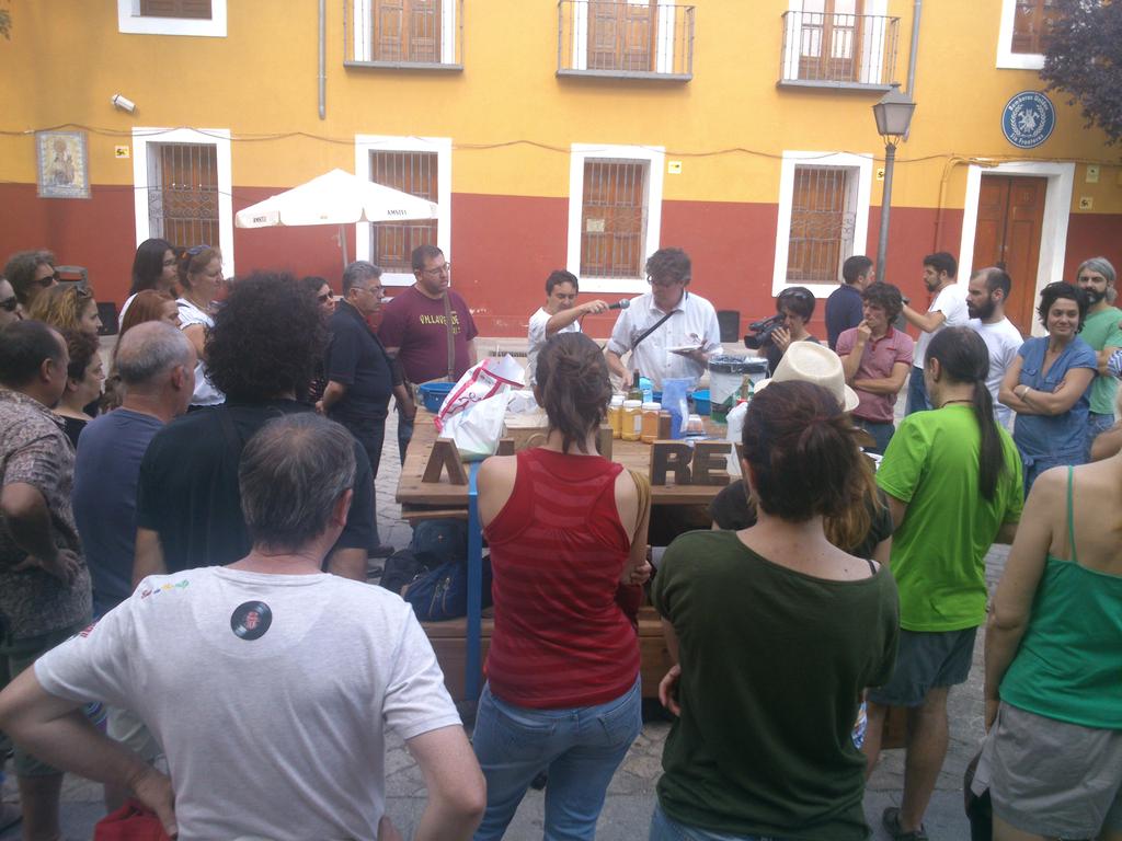 puestopec's tweet photo. Arranca taller de pintura plaza mayor de Villaverde.#comunesvillaverde estaremos toda la tarde!animaros @PaisajeSur http://t.co/NS27KTnq4T