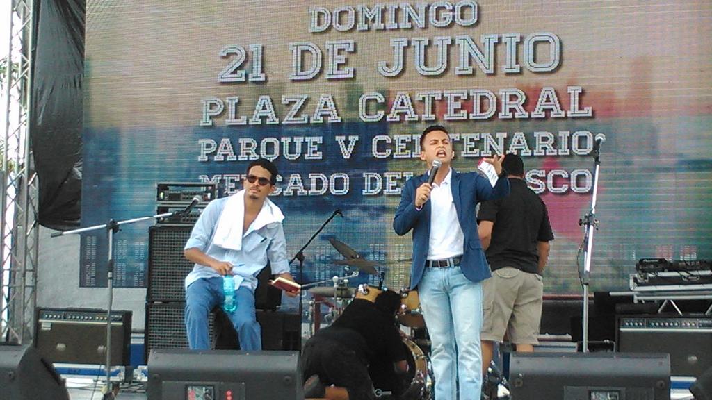 PuntoBohemio's tweet photo. Inicia #FDLMPanama Parque V Centenario @FiestaMusicaPTY con José Yau tarima Multi Género @PepsiPAN http://t.co/sfb13DMwiQ
