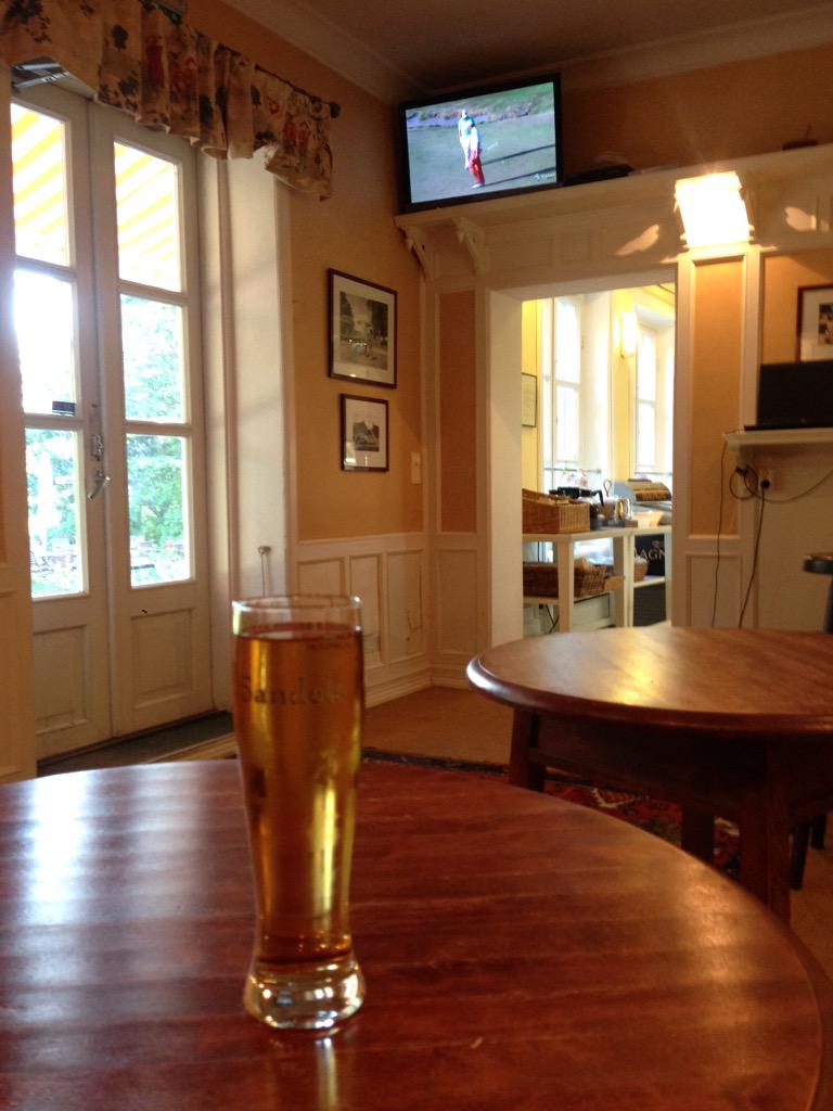 hannatweet's tweet photo. Jätän pelit ammattilaisille... #juhannusgolf #19thtee #tali #sandels http://t.co/HmqF8ezObJ