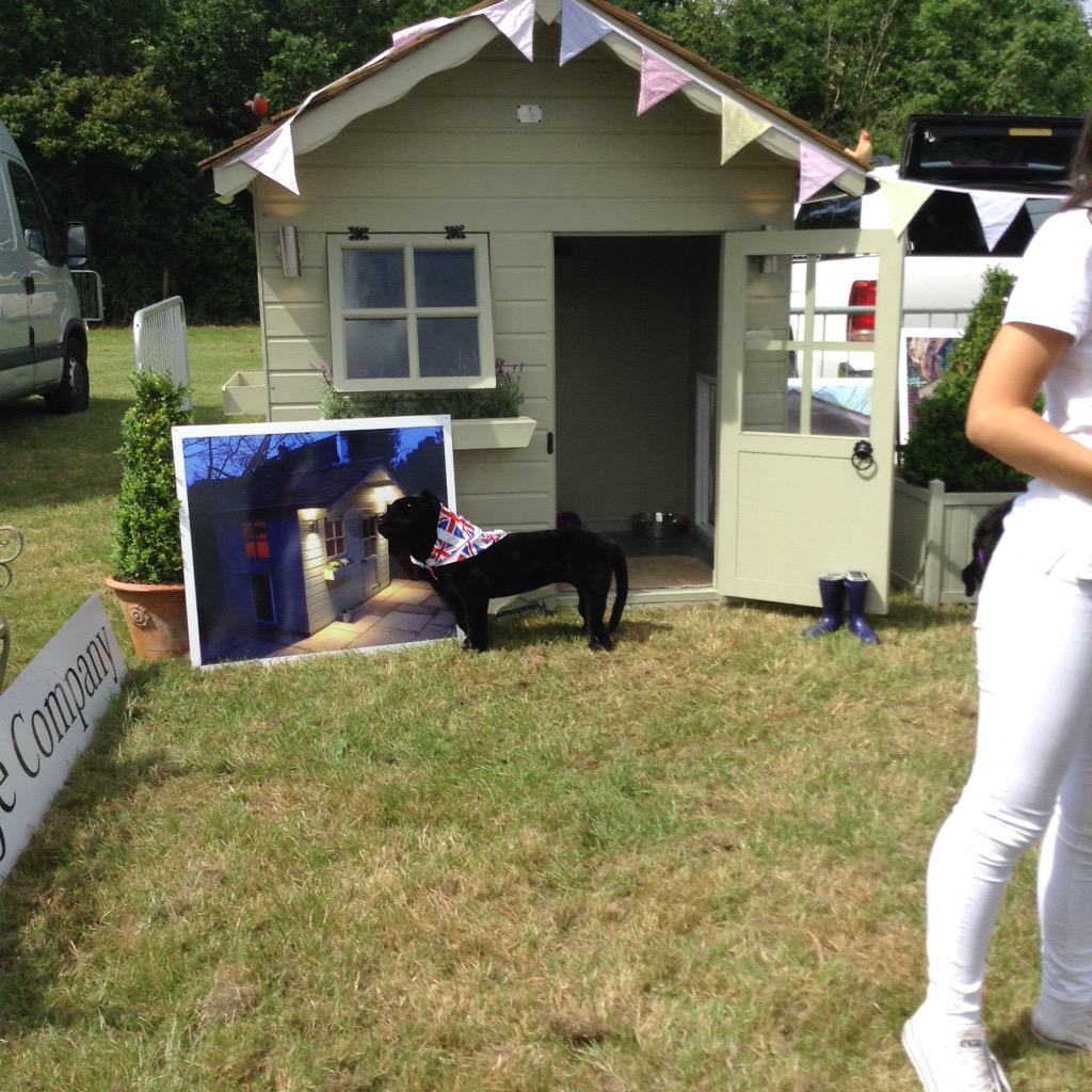 GoodVetPetGuide's tweet photo. Thanks to @TheDogCottageCo for showing us their amazing luxury doghouses! Looking forward to working with you. http://t.co/JoECvgHZvB