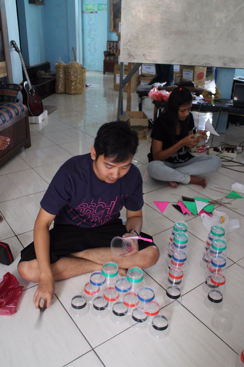 jalanjalanmblo's tweet photo. kak @ArifSuprojo sibuk nyiapin perlengkapan games utk adek" @PantiAsuhanYatimPiatu Al-Alawi,Bandongan,Magelang #2014 http://t.co/AvVhCbip9l