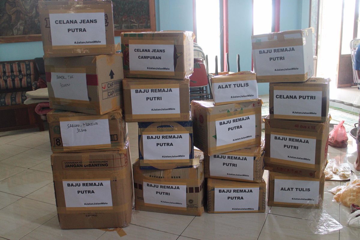 jalanjalanmblo's tweet photo. donasi yang kami kumpulkan utk @PantiAsuhanYatimPiatu Al-Alawi,Bandongan,Magelang, blm termasuk amplopnya O:) #2014 http://t.co/Uf6XRdjr8P
