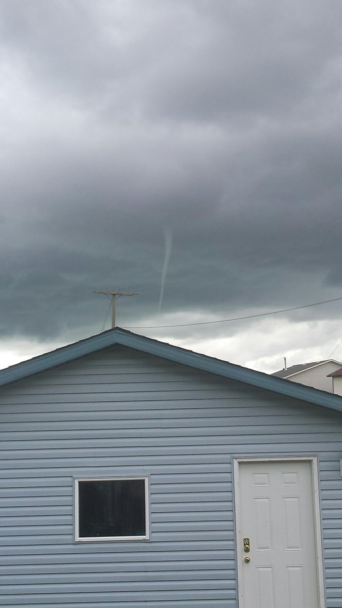sarahoffin's tweet image. Multiple pictures of this #funnelcloud coming in to @GlobalCalgary seen in NE #yyc