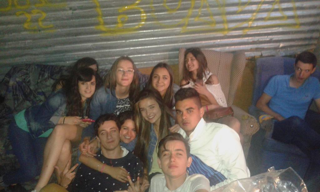 marinasalvador9's tweet photo. Genialidad es tener que aguantar a esta gente ♡♡♡♡ http://t.co/iMK7ErAzc0
