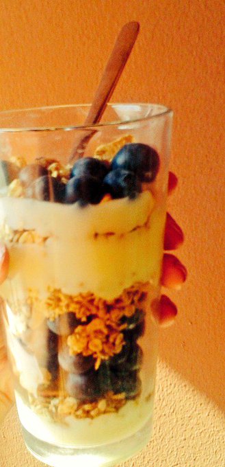 Banana blueberry parfait with salted carmel granola ♡ http://t.co/r7NCSQQ8Ga<a href="/tag/greenjuice"class="tags"><span>#greenjuice</span></a><a href="/tag/foodismedicine"class="tags"><span>#foodismedicine</span></a>