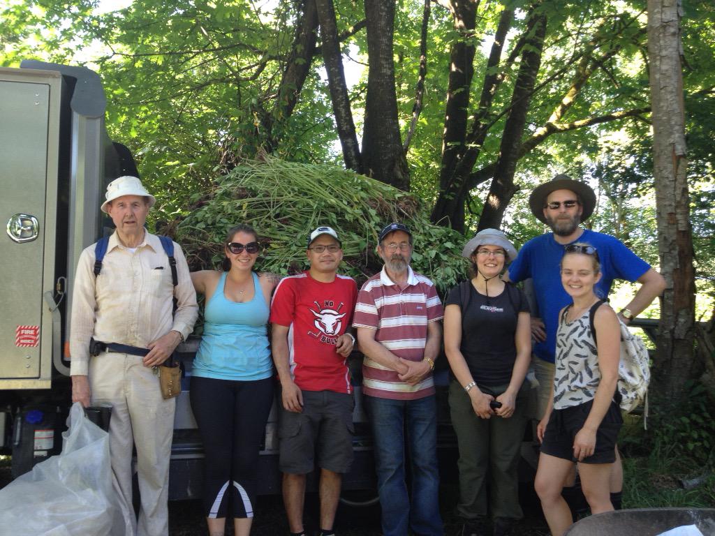 a_sakawsky's tweet photo. Another beautiful Sunday spent restoring our natural habitat at @BurnabyLakePark with the #WeedBusters. http://t.co/KekzNWHY85