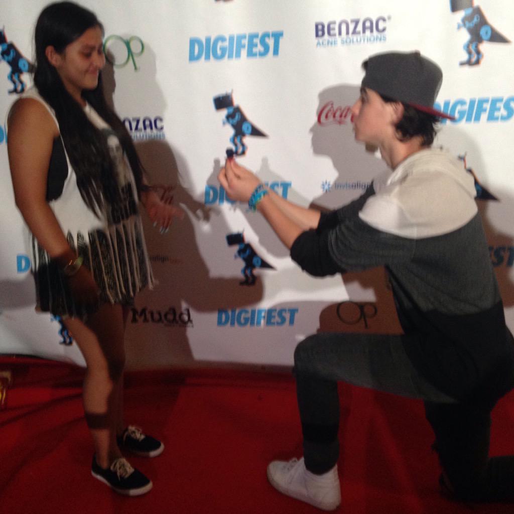 48Ashleygarcia's tweet photo. I guess @Nashgrier and I are getting married now #digitourchicago #DigiFestCHIcago #DigiFestCHI http://t.co/A8P7a93bLG