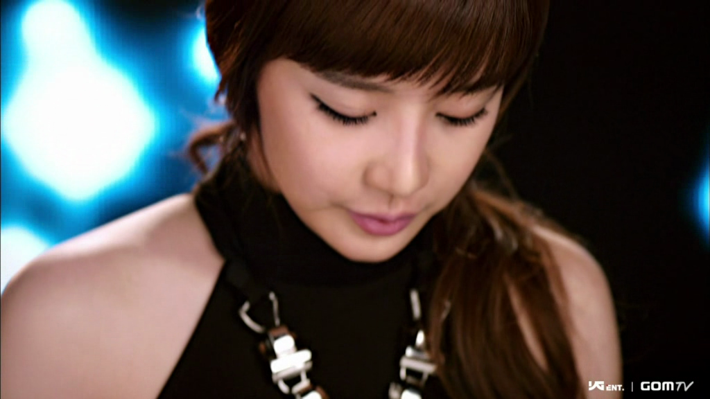 2NE1_Venezuela's tweet photo. En Corea hace un año de la ausencia de actualizaciones en las redes sociales de Bom. Apoyemos con #OneYearWithoutBom http://t.co/i7l8DAgMz8