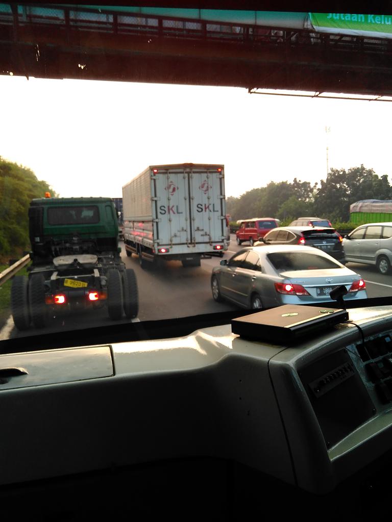 TMCPoldaMetro's tweet photo. 06:45 Lalu lintas jelang gardu tol Karang Tengah terpantau padat http://t.co/l83KYpHH7P (Foto:@limasiwan)
