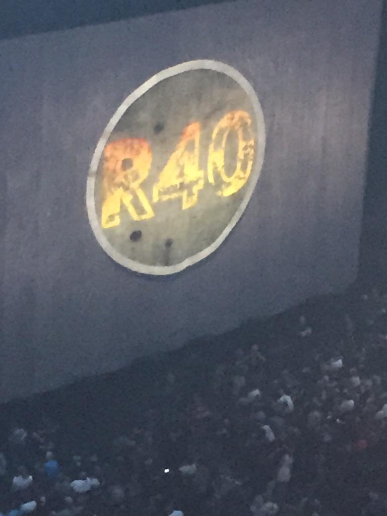 StephRDSJunior's tweet photo. Centre #Bell avec pas mal moins de boucane que le dernière fois que j'ai vu @rushtheband au Forum en 86 #rushmtl http://t.co/e4aVDi531p