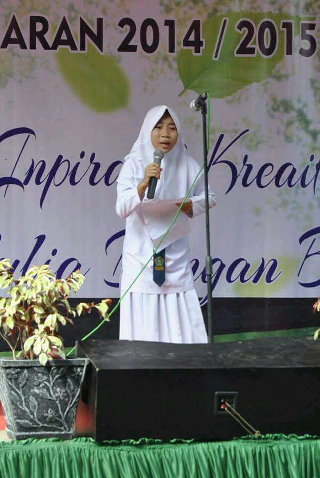 GISMOP_01's tweet photo. Ayu septia(pembaca puisi nasionalisme) sedang membawakan puisi #kenaikan #pelepasan2014/2015 http://t.co/QXChlMSHHr