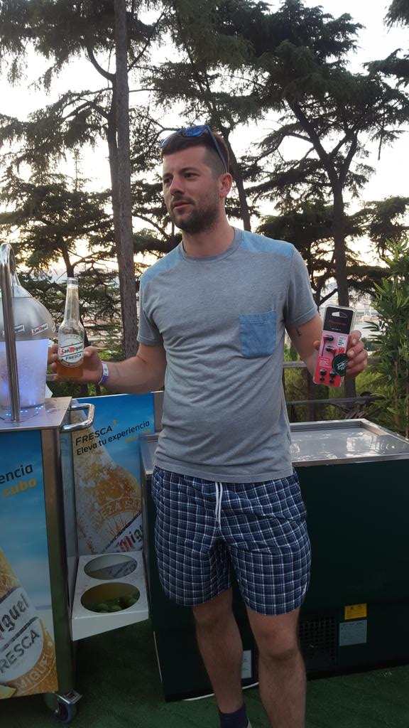 SanMiguel's tweet photo. Nos encanta ver la cara de felicidad que ponen cuando les entregamos sus premios. #summerfresca #irbcn http://t.co/Z4ifURV6KZ