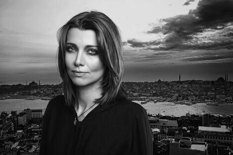 Hiç bir dil; ‘özlem’in ağırlığını
kaldıracak güçte değildir..
O yüzden, insan özledikçe sessizleşir..

Elif Şafak