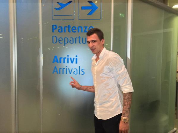 podvinho's tweet photo. Útočník Atlética Madrid Mario Mandžukič je v Turíně, kde brzy podepíše smlouvu s Juventusem. #prestupy http://t.co/PBptGice3x