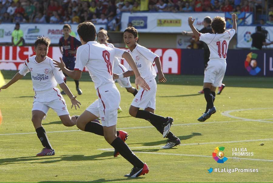 Felicidades al futuro del <a href="/SevillaFC/">Sevilla Fútbol Club</a>, los alevines y campeones del #LaLigaPromises, a quienes pude ver en su camino.