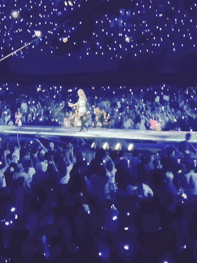 tayswiftdotcom's tweet photo. You Are In Love #1989TourAmsterdam http://t.co/P3XOT4xt3a
