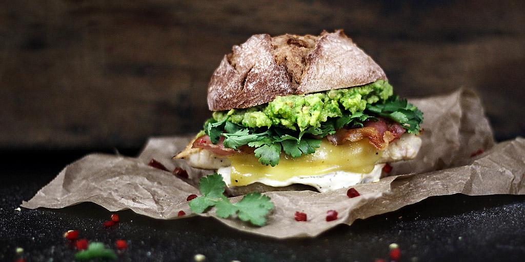 KptnCookApp's tweet photo. 2day on #kptncookapp: our special #fathersday lime chicken burger with guacamole, bacon &amp; tabasco sauce! http://t.co/csrW8YOsMf