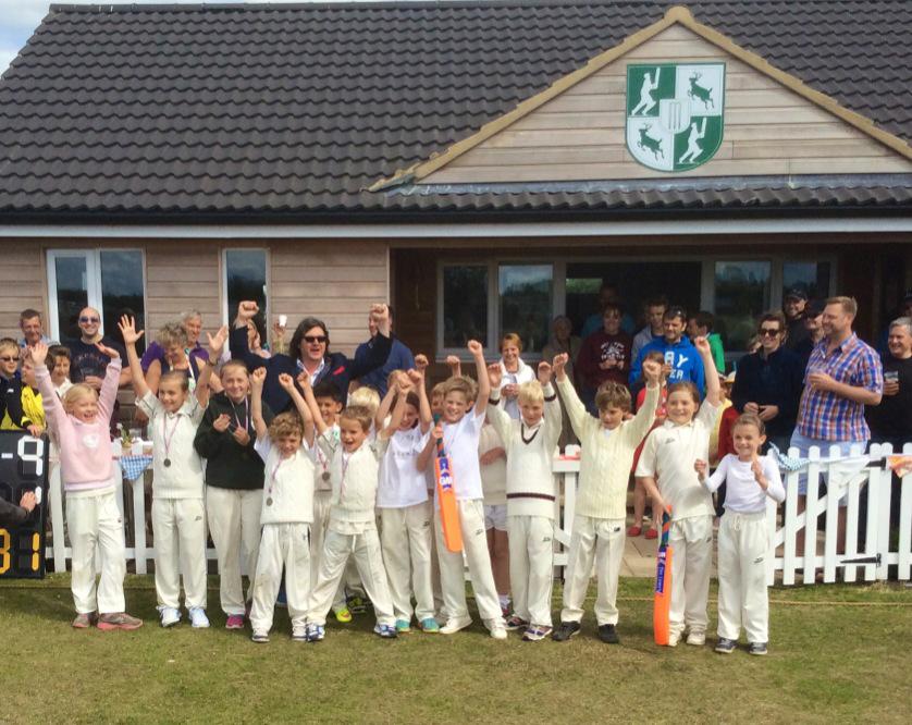 GarethADaviesDT's tweet photo. Thank you @uff_cricket a pleasure to present medals to your winning junior team a great dash @deancornish1966 http://t.co/H7Of6pDsaW