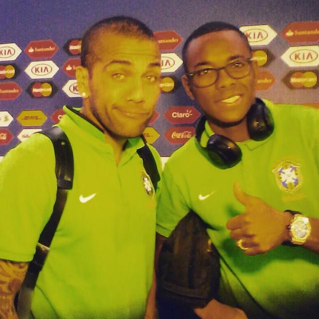 Goal_en_espanol's tweet photo. #Chile2015 Alves y Robinho se detuvieron en la #Instastop antes de #Bra #Ven http://t.co/YQfzPS63vS
